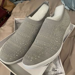 AK. NEW.Anne Klein lightweight silver gray w jewels white sole stretch